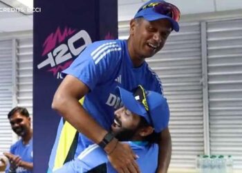 WATCH: Ravindra Jadeja lifts Rahul Dravid after receiving Best Fielder Medal, reminds fans of Dhoniesque moment