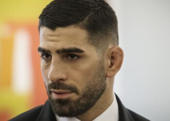 Max Holloway reacts to ‘odd dude’ Ilia Topuria posing with mystery BMF title: ‘He had to have bought it’