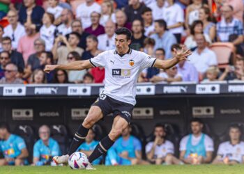 Liverpool linked with Valencia defender César Tárrega