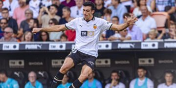 Liverpool linked with Valencia defender César Tárrega